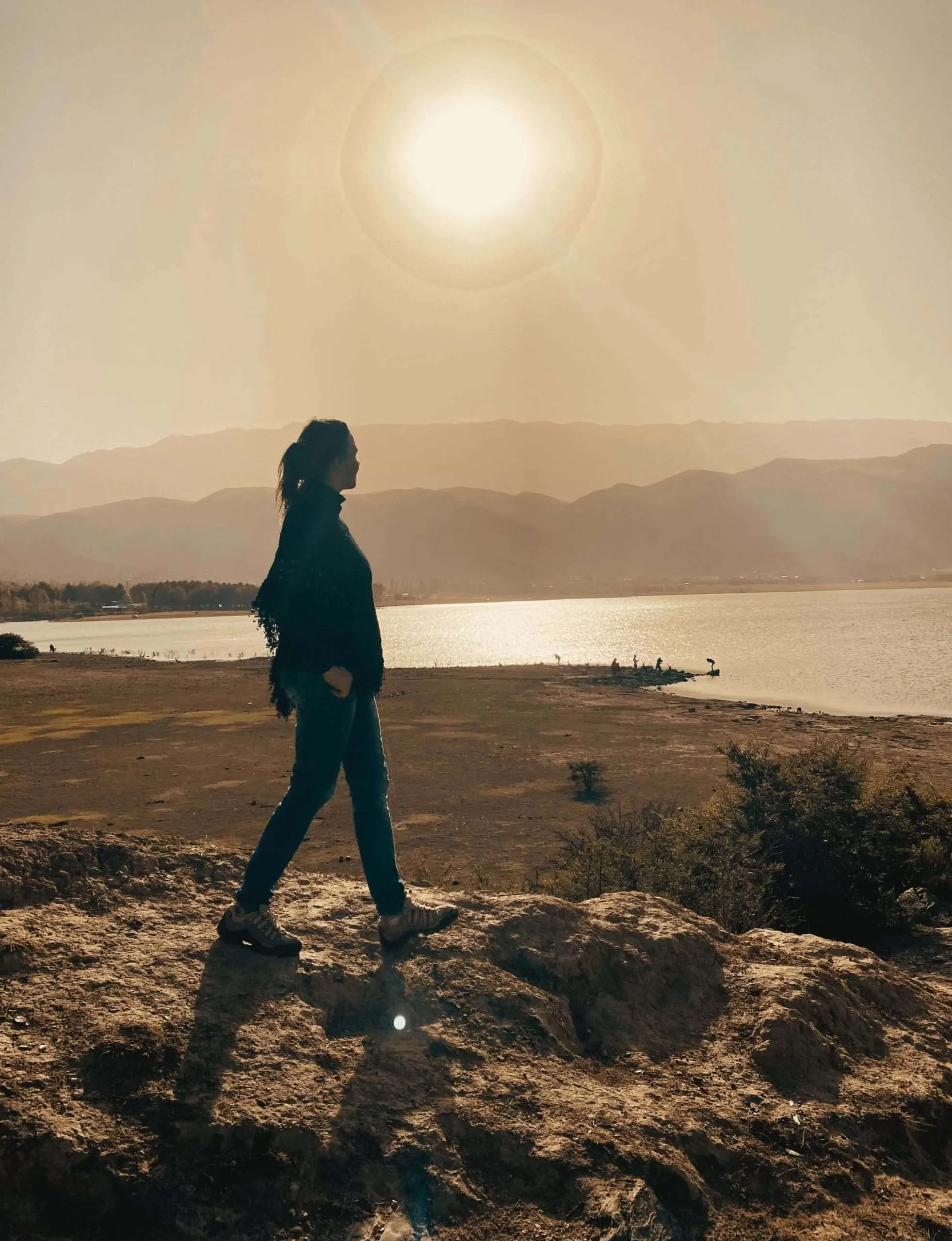 Kasia caminando junto a un lago